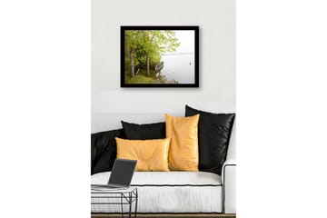Inramad Canvastavla i trä - 41x56 cm - Stillhet vid sjön med båtar och grönskande träd - Grön / Brun / Grå - Inredning - Tavlor & posters - Canvastavla