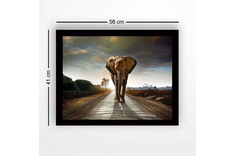 Inramad Canvastavla i trä - 41x56 cm - Storslagen elefant som går längs en väg i en dramatisk landskapsmiljö - Grå / Brun / Grön - Inredning - Tavlor & posters - Canvastavla