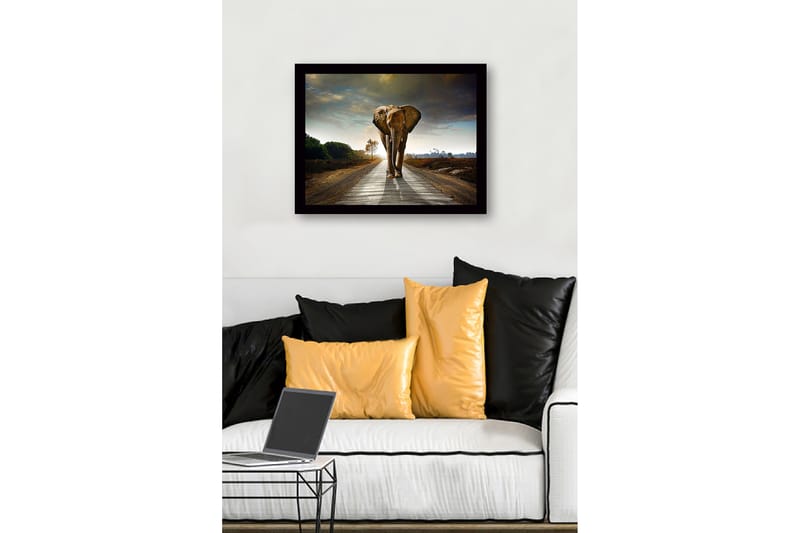 Inramad Canvastavla i trä - 41x56 cm - Storslagen elefant som går längs en väg i en dramatisk landskapsmiljö - Grå / Brun / Grön - Inredning - Tavlor & posters - Canvastavla