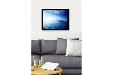 Inramad Canvastavla i trä - 41x56 cm - Storslagen havsutsikt med ljusa moln och strålar av sol - Blå / Ljusblå / Vit - Inredning - Tavlor & posters - Canvastavla