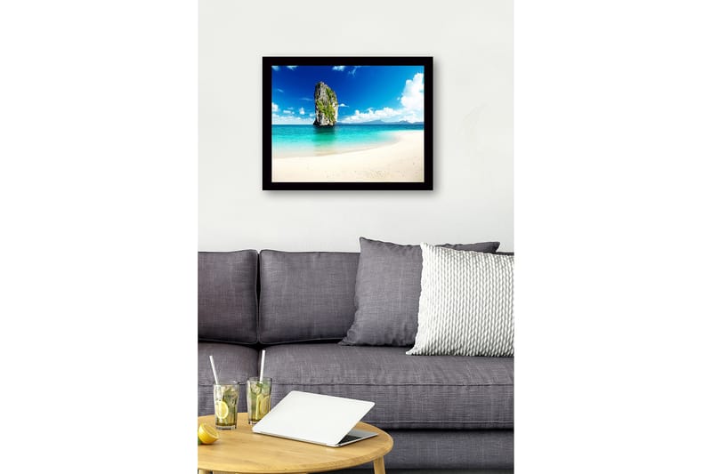 Inramad Canvastavla i trä - 41x56 cm - Storslagen klippa som reser sig ur det turkosa havet - Turkos / Blå / Grön - Inredning - Tavlor & posters - Canvastavla
