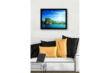 Inramad Canvastavla i trä - 41x56 cm - Storslagen kustlinje med klippformationer och grönskande vegetation - Blå / Grön / Vit - Inredning - Tavlor & posters - Canvastavla