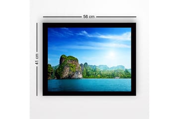 Inramad Canvastavla i trä - 41x56 cm - Storslagen kustlinje med klippformationer och grönskande vegetation - Blå / Grön / Vit - Inredning - Tavlor & posters - Canvastavla