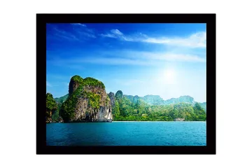 Inramad Canvastavla i trä - 41x56 cm - Storslagen kustlinje med klippformationer och grönskande vegetation - Blå / Grön / Vit - Inredning - Tavlor & posters - Canvastavla