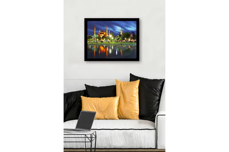 Inramad Canvastavla i trä - 41x56 cm - Storslagen moské med upplysta minareter vid en spegelblanka sjö - Orange / Grön / Blå - Inredning - Tavlor & posters - Canvastavla