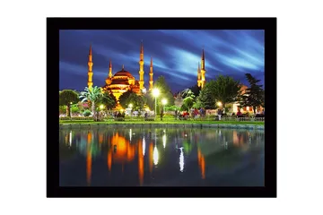 Inramad Canvastavla i trä - 41x56 cm - Storslagen moské med upplysta minareter vid en spegelblanka sjö - Orange / Grön / Blå - Inredning - Tavlor & posters - Canvastavla