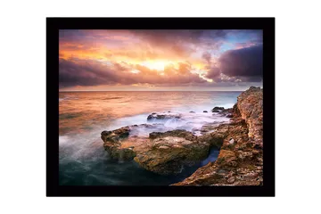 Inramad Canvastavla i trä - 41x56 cm - Storslagen solnedgång över havet med klippformationer i förgrunden - Orange / Blå / Grå - Inredning - Tavlor & posters - Canvastavla