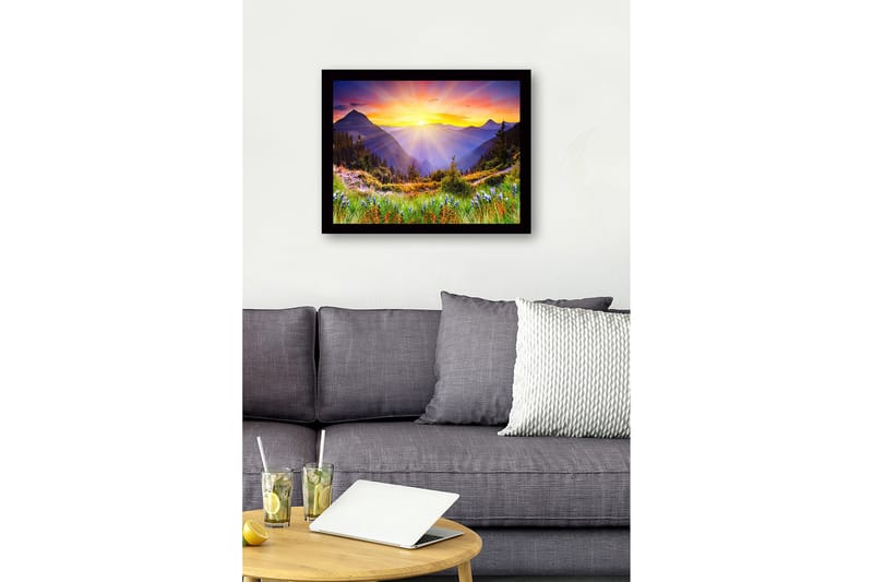 Inramad Canvastavla i trä - 41x56 cm - Storslagen soluppgång över berg och dalar - Guld / Lila / Grön - Inredning - Tavlor & posters - Canvastavla