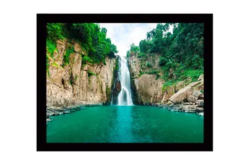 Inramad Canvastavla i trä - 41x56 cm - Storslagen vattenfall som faller ner i en klar, turkos sjö omgiven av frodig grönska - Turkos / Grön / Beige - Inredning - Tavlor & posters - Canvastavla