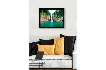 Inramad Canvastavla i trä - 41x56 cm - Storslagen vattenfall som faller ner i en klar, turkos sjö omgiven av frodig grönska - Turkos / Grön / Beige - Inredning - Tavlor & posters - Canvastavla