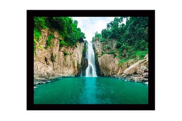 Inramad Canvastavla i trä - 41x56 cm - Storslagen vattenfall som faller ner i en klar, turkos sjö omgiven av frodig grönska - Turkos / Grön / Beige - Inredning - Tavlor & posters - Canvastavla