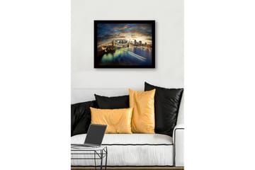 Inramad Canvastavla i trä - 41x56 cm - Storslagen vy över en stad vid skymning med en bro som sträcker sig över vattnet - Blå / Guld / Grön - Inredning - Tavlor & posters - Canvastavla