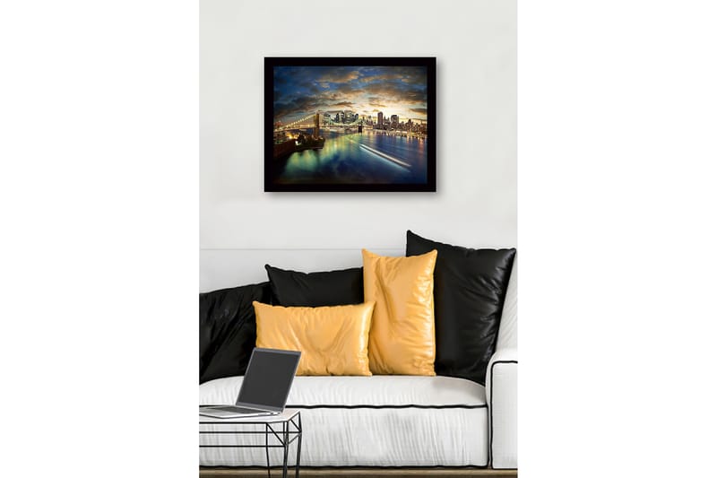 Inramad Canvastavla i trä - 41x56 cm - Storslagen vy över en stad vid skymning med en bro som sträcker sig över vattnet - Blå / Guld / Grön - Inredning - Tavlor & posters - Canvastavla