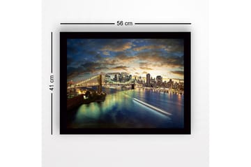 Inramad Canvastavla i trä - 41x56 cm - Storslagen vy över en stad vid skymning med en bro som sträcker sig över vattnet - Blå / Guld / Grön - Inredning - Tavlor & posters - Canvastavla