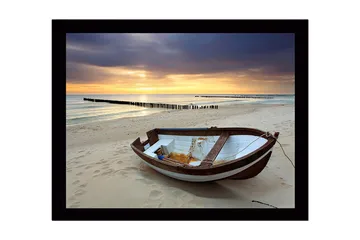 Inramad Canvastavla i trä - 41x56 cm - Strand med en gammal båt i solnedgångens ljus - Blå / Orange / Vit - Inredning - Tavlor & posters - Canvastavla