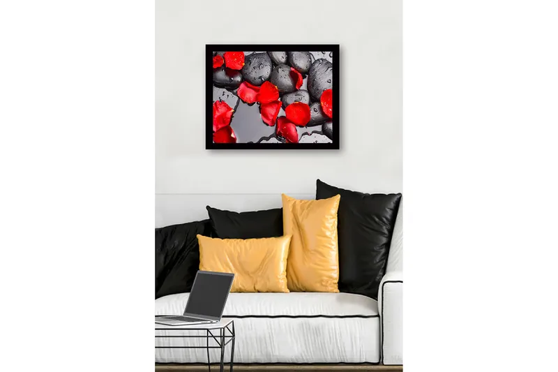 Inramad Canvastavla i trä - 41x56 cm - Svart stenar med röda rosenblad och vattendroppar - Röd / Svart - Inredning - Tavlor & posters - Canvastavla
