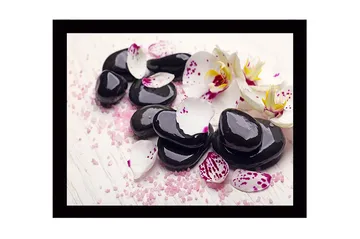 Inramad Canvastavla i trä - 41x56 cm - Svart stenar omgivna av vita och lila orkidéblad - Svart / Vit / Lila - Inredning - Tavlor & posters - Canvastavla