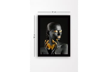 Inramad Canvastavla i trä - 41x56 cm - Svartklädd kvinna med guldiga detaljer och geometrisk form i händerna - Svart / Guld - Inredning - Tavlor & posters - Canvastavla