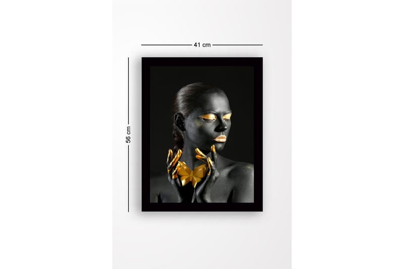 Inramad Canvastavla i trä - 41x56 cm - Svartklädd kvinna med guldiga detaljer och geometrisk form i händerna - Svart / Guld - Inredning - Tavlor & posters - Canvastavla