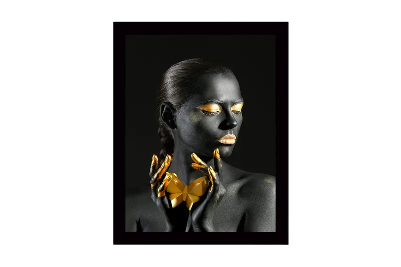 Inramad Canvastavla i trä - 41x56 cm - Svartklädd kvinna med guldiga detaljer och geometrisk form i händerna - Svart / Guld - Inredning - Tavlor & posters - Canvastavla
