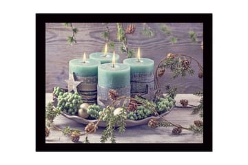 Inramad Canvastavla i trä - 41x56 cm - Tända ljus i en vinterdekoration med granris och kottar - Grön / Ljusblå / Beige - Inredning - Tavlor & posters - Canvastavla