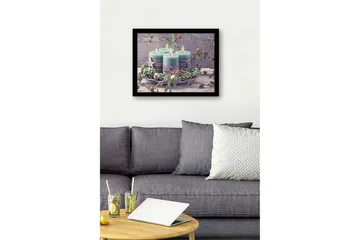 Inramad Canvastavla i trä - 41x56 cm - Tända ljus i en vinterdekoration med granris och kottar - Grön / Ljusblå / Beige - Inredning - Tavlor & posters - Canvastavla