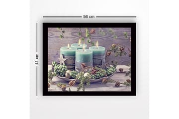 Inramad Canvastavla i trä - 41x56 cm - Tända ljus i en vinterdekoration med granris och kottar - Grön / Ljusblå / Beige - Inredning - Tavlor & posters - Canvastavla