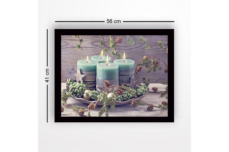 Inramad Canvastavla i trä - 41x56 cm - Tända ljus i en vinterdekoration med granris och kottar - Grön / Ljusblå / Beige - Inredning - Tavlor & posters - Canvastavla