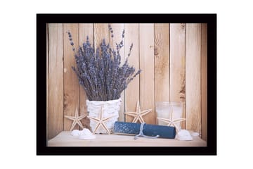 Inramad Canvastavla i trä - 41x56 cm - Torkad lavendel i en vit korg med sjöstjärnor och en rulle papper - Lila / Vit / Blå - Inredning - Tavlor & posters - Canvastavla