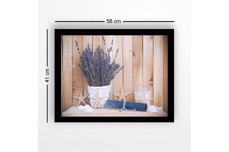 Inramad Canvastavla i trä - 41x56 cm - Torkad lavendel i en vit korg med sjöstjärnor och en rulle papper - Lila / Vit / Blå - Inredning - Tavlor & posters - Canvastavla