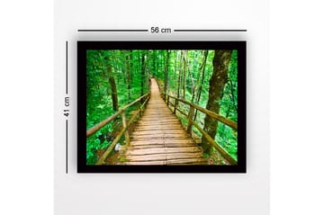 Inramad Canvastavla i trä - 41x56 cm - Träbro som slingrar sig genom en grönskande skog - Grön / Brun - Inredning - Tavlor & posters - Canvastavla