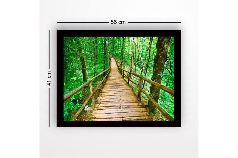 Inramad Canvastavla i trä - 41x56 cm - Träbro som slingrar sig genom en grönskande skog - Grön / Brun - Inredning - Tavlor & posters - Canvastavla