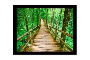 Inramad Canvastavla i trä - 41x56 cm - Träbro som slingrar sig genom en grönskande skog - Grön / Brun - Inredning - Tavlor & posters - Canvastavla