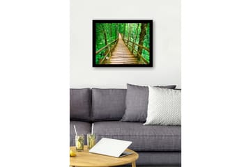 Inramad Canvastavla i trä - 41x56 cm - Träbro som slingrar sig genom en grönskande skog - Grön / Brun - Inredning - Tavlor & posters - Canvastavla