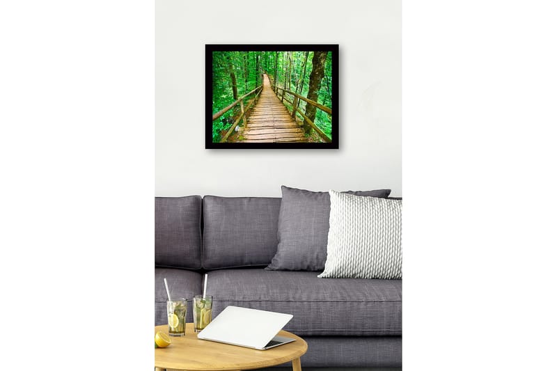 Inramad Canvastavla i trä - 41x56 cm - Träbro som slingrar sig genom en grönskande skog - Grön / Brun - Inredning - Tavlor & posters - Canvastavla