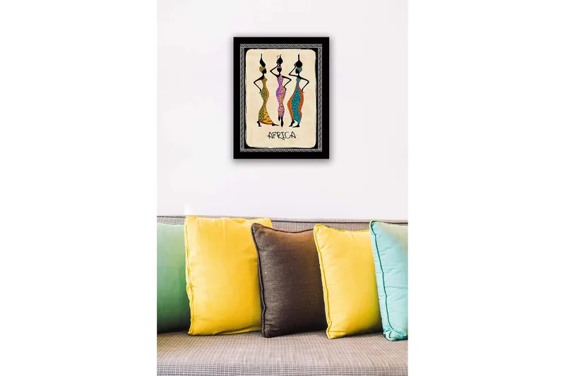 Inramad Canvastavla i trä - 41x56 cm - Tre stiliserade kvinnor i färgglada klänningar med traditionella mönster - Svart / Orange / Grön - Inredning - Tavlor & posters - Canvastavla