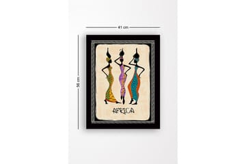 Inramad Canvastavla i trä - 41x56 cm - Tre stiliserade kvinnor i färgglada klänningar med traditionella mönster - Svart / Orange / Grön - Inredning - Tavlor & posters - Canvastavla