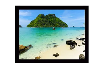 Inramad Canvastavla i trä - 41x56 cm - Tropisk strand med klarblått vatten och grönskande öar - Turkos / Grön / Beige - Inredning - Tavlor & posters - Canvastavla