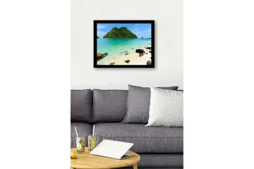 Inramad Canvastavla i trä - 41x56 cm - Tropisk strand med klarblått vatten och grönskande öar - Turkos / Grön / Beige - Inredning - Tavlor & posters - Canvastavla