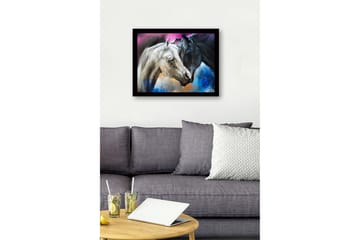 Inramad Canvastavla i trä - 41x56 cm - Två hästar i kontrasterande färger, en vit och en svart, som möts i en dynamisk komposition - Vit / Svart / Blå - Inredning - Tavlor & posters - Canvastavla
