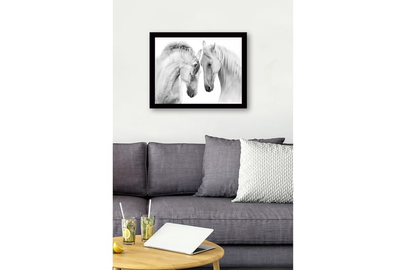 Inramad Canvastavla i trä - 41x56 cm - Två majestätiska hästar som lutar sina huvuden mot varandra - Vit / Grå - Inredning - Tavlor & posters - Canvastavla