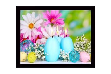 Inramad Canvastavla i trä - 41x56 cm - Vårig stillhet med ljusblåa ljus och färgglada påskägg - Ljusblå / Rosa / Gul - Inredning - Tavlor & posters - Canvastavla