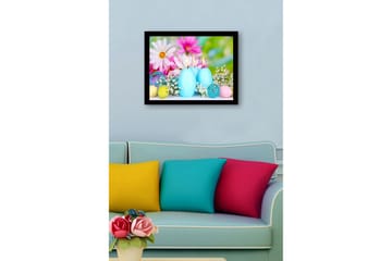 Inramad Canvastavla i trä - 41x56 cm - Vårig stillhet med ljusblåa ljus och färgglada påskägg - Ljusblå / Rosa / Gul - Inredning - Tavlor & posters - Canvastavla