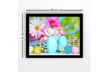 Inramad Canvastavla i trä - 41x56 cm - Vårig stillhet med ljusblåa ljus och färgglada påskägg - Ljusblå / Rosa / Gul - Inredning - Tavlor & posters - Canvastavla