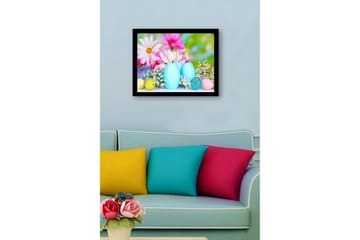 Inramad Canvastavla i trä - 41x56 cm - Vårig stillhet med ljusblåa ljus och färgglada påskägg - Ljusblå / Rosa / Gul - Inredning - Tavlor & posters - Canvastavla