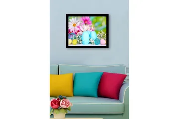 Inramad Canvastavla i trä - 41x56 cm - Vårig stillhet med ljusblåa ljus och färgglada påskägg - Ljusblå / Rosa / Gul - Inredning - Tavlor & posters - Canvastavla