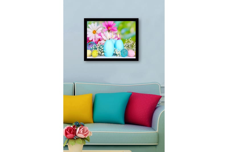 Inramad Canvastavla i trä - 41x56 cm - Vårig stillhet med ljusblåa ljus och färgglada påskägg - Ljusblå / Rosa / Gul - Inredning - Tavlor & posters - Canvastavla