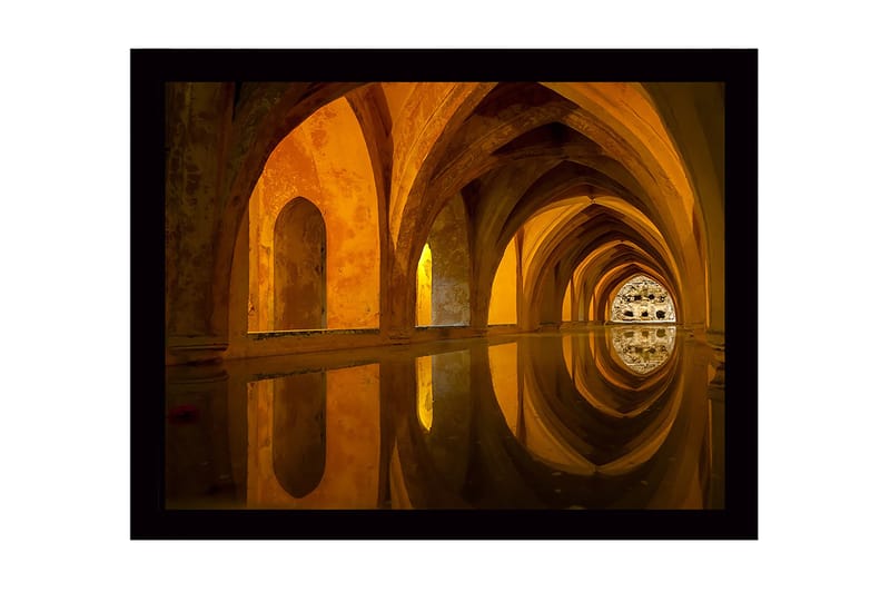 Inramad Canvastavla i trä - 41x56 cm - Vacker arkitektur med reflektioner i en stilla vattenyta - Guld / Orange / Brun - Inredning - Tavlor & posters - Canvastavla