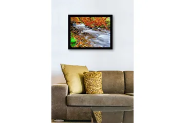 Inramad Canvastavla i trä - 41x56 cm - Vacker bäck med höstfärger och rinnande vatten - Orange / Grön / Brun - Inredning - Tavlor & posters - Canvastavla