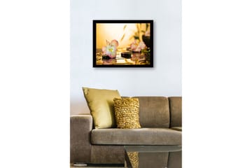 Inramad Canvastavla i trä - 41x56 cm - Vacker blomma med droppar av vatten på stenar - Rosa / Grön / Gul - Inredning - Tavlor & posters - Canvastavla